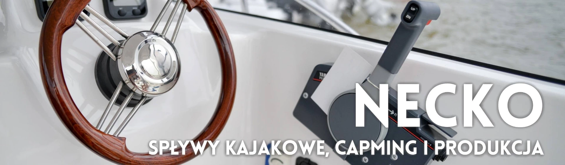 Wnętrzne łodzi motorowej z nazwą firmy